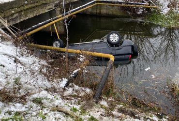 На Волині машина злетіла з моста у річку: дві людини загинули, постраждали діти (фото)
