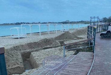 Готовятся ко Дню Д: на пляжах в Крыму начали появляться окопы (видео)