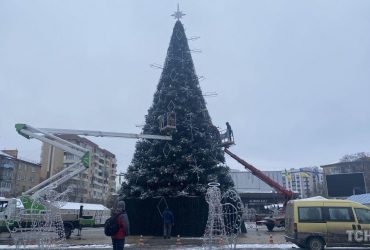 В освобожденной Буче установили новогоднюю елку (фото)