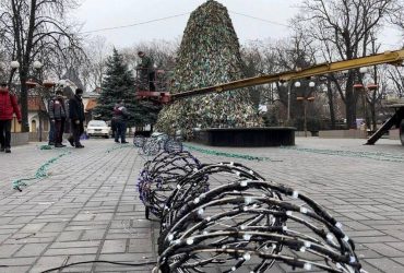 У Миколаєві установлюють новорічну ялинку в стилі мілітарі (фото, відео)