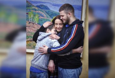 Дітей врятували з окупації: звільнена з полону РФ українка нарешті зустрілася з синами (фото)