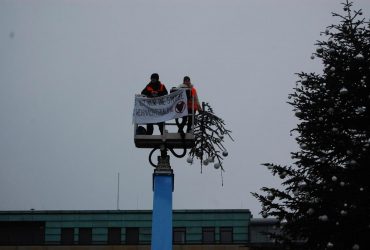 У Берліні екоактивісти поглумилися над головною різдвяною ялинкою міста (фото)