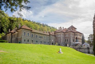 Туристы массово ринулись в замок в Румынии, где снимали сериал Уэнздей