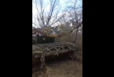 Два безпілотники РФ заплуталися у маскувальній сітці над танком ЗСУ (відео)