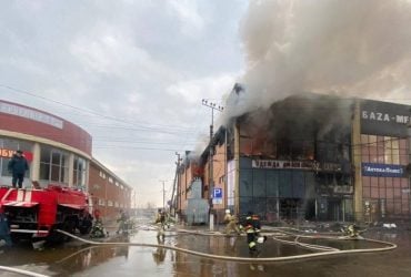 В Краснодарском крае РФ загорелся торговый центр: пожар охватил большую площадь (видео)