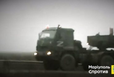 РФ стягує додаткові сили, у Мелітополь та Бердянськ їде велика колона техніки (відео)