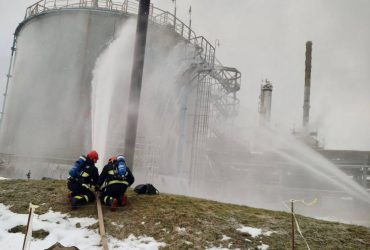В Білорусі загорівся резервуар провідного нафтопереробного заводу (фото)