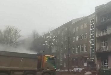 Щасливого Різдва від окупантів: у Маріуполі росіяни знесли Дім з годинником (відео)