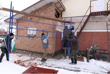 Снег и мороз не помеха: под Киевом волонтеры продолжают восстанавливать дома, разрушенные во время войны
