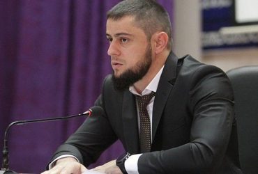 Заліз дівчині під спідницю: очевидці розповіли деталі затримання племінника Кадирова