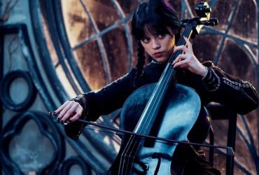 Зірка серіалу Венздей в прозорому вбранні прийняла непристойну позу (фото)