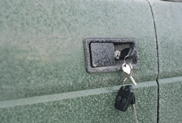 Замерзла дверь в машине: что делать, чтобы ее открыть