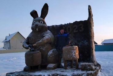 Новорічна інсталяція: в Росії зліпили кролика з фекалій (фото, відео)
