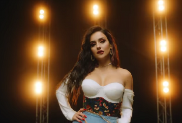 Анна Тринчер станцевала на столе в клипе Який ти козак (видео)