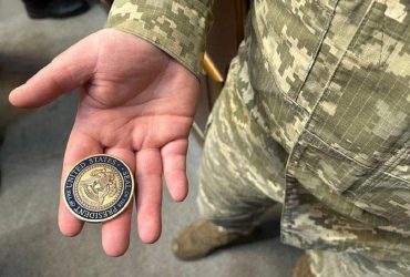 Віддав борг: Зеленський передав командирові батареї HIMARS відзнаку від Байдена (фото, відео)