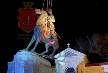 В Одессе демонтировали памятник Суворову (фото)