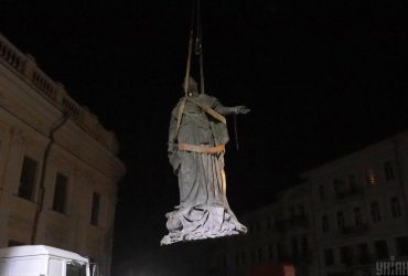 В Одессе демонтировали памятник императрице Екатерине II (фото, видео)