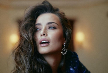 Сеть трепещет от соблазнительной Ксении Мишиной в шелковом платье