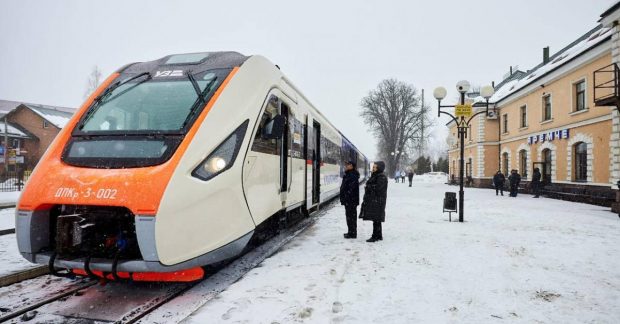 На Київщині через аварію на ЛЕП затримали низку поїздів