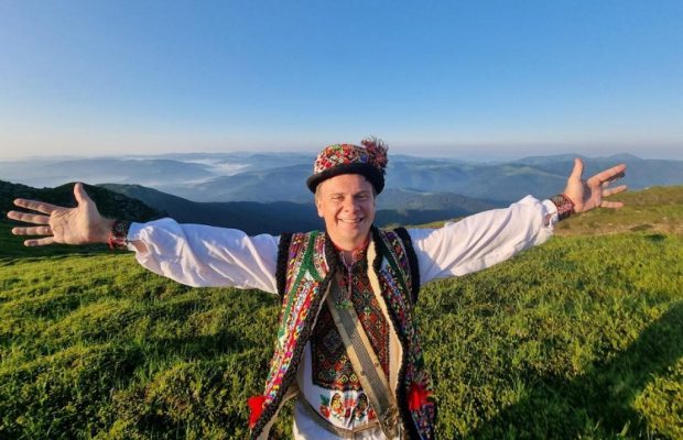Ведучий "Мандруй Україною..." Дмитро Комаров побував у карпатських мольфарок: передбачення його вразили