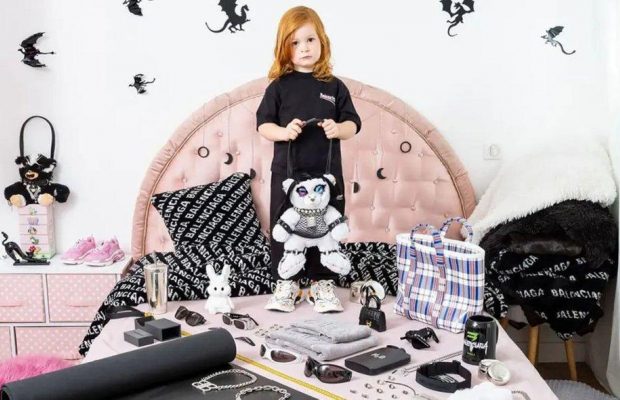 Скандал з Balenciaga: після БДСМ-реклами з дітьми користувачі показали, як палять і ріжуть речі бренду
