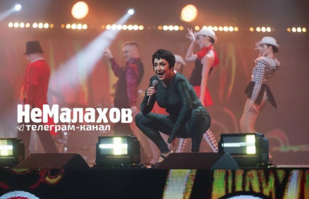 "Уймите вашу мать": Лолиту подняли на смех из-за поведения на концерте (фото)