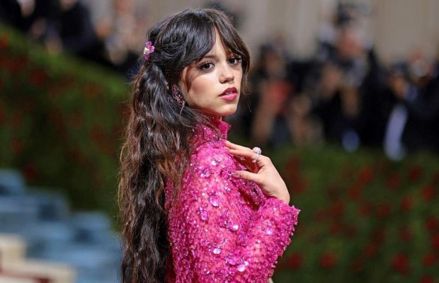 Total black: зірка "Венздей" Дженна Ортега вразила образом на Met Gala 2023
