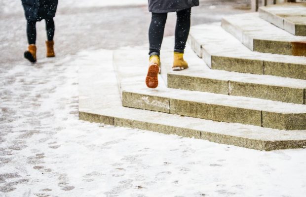 Без падений и скольжений: чем посыпать плитку и ступеньки в гололед