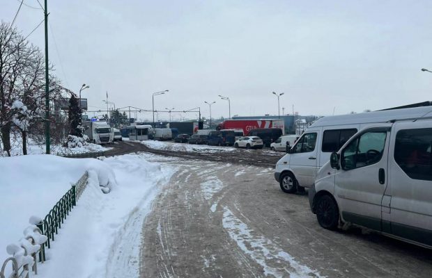 Рух через кордон України та Польщі ускладнено: названо причину