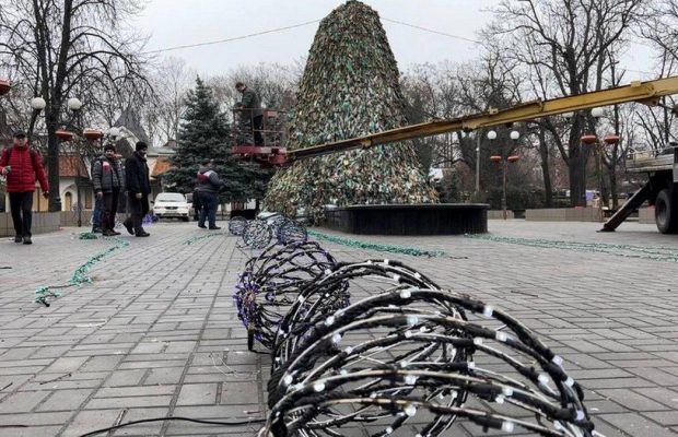 В Николаеве устанавливают новогоднюю елку в стиле милитари (фото, видео)