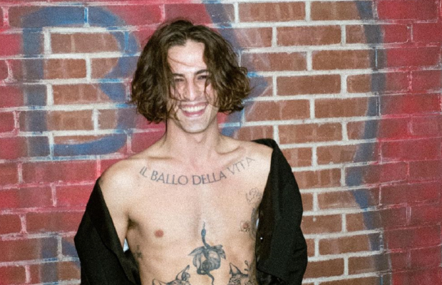 Соліст Maneskin пройшовся ногами по прапору України (відео)