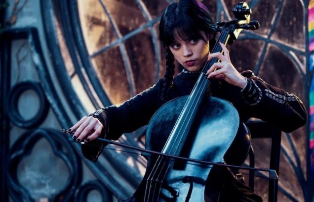 Звезда сериала "Уэнздей" в прозрачном наряде приняла неприличную позу (фото)