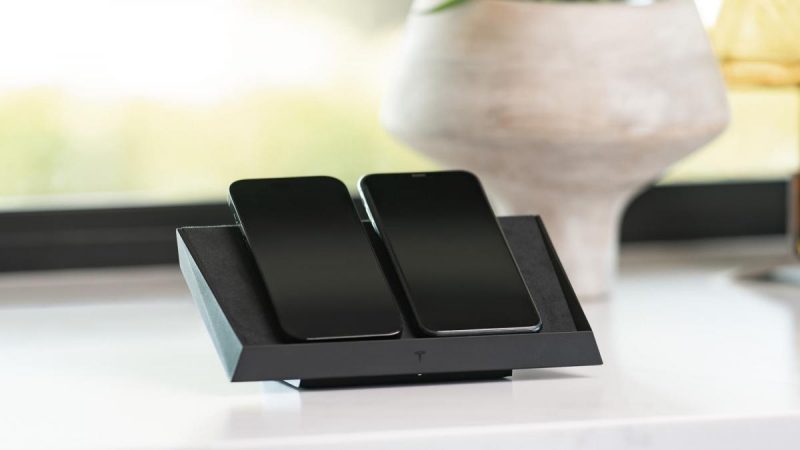 Платформа заряжает до трех устройств с мощностью до 15 Вт / Фото: Tesla Платформа заряжает до трех устройств с мощностью до 15 Вт / Фото: Tesla