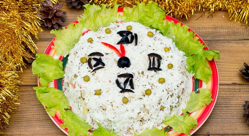 Гості будуть просити рецепт: 3 найкращих багатошарових салатів на Новий рік