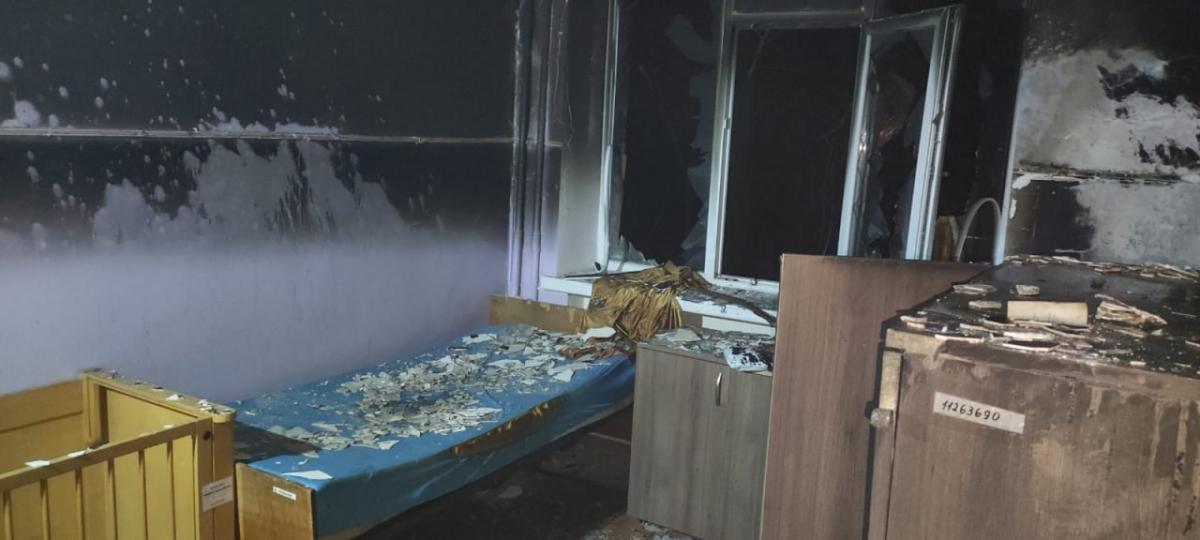 Окупанти вдарили по лікарні в Херсоні / фото ДСНС України Окупанти вдарили по лікарні в Херсоні / фото ДСНС України