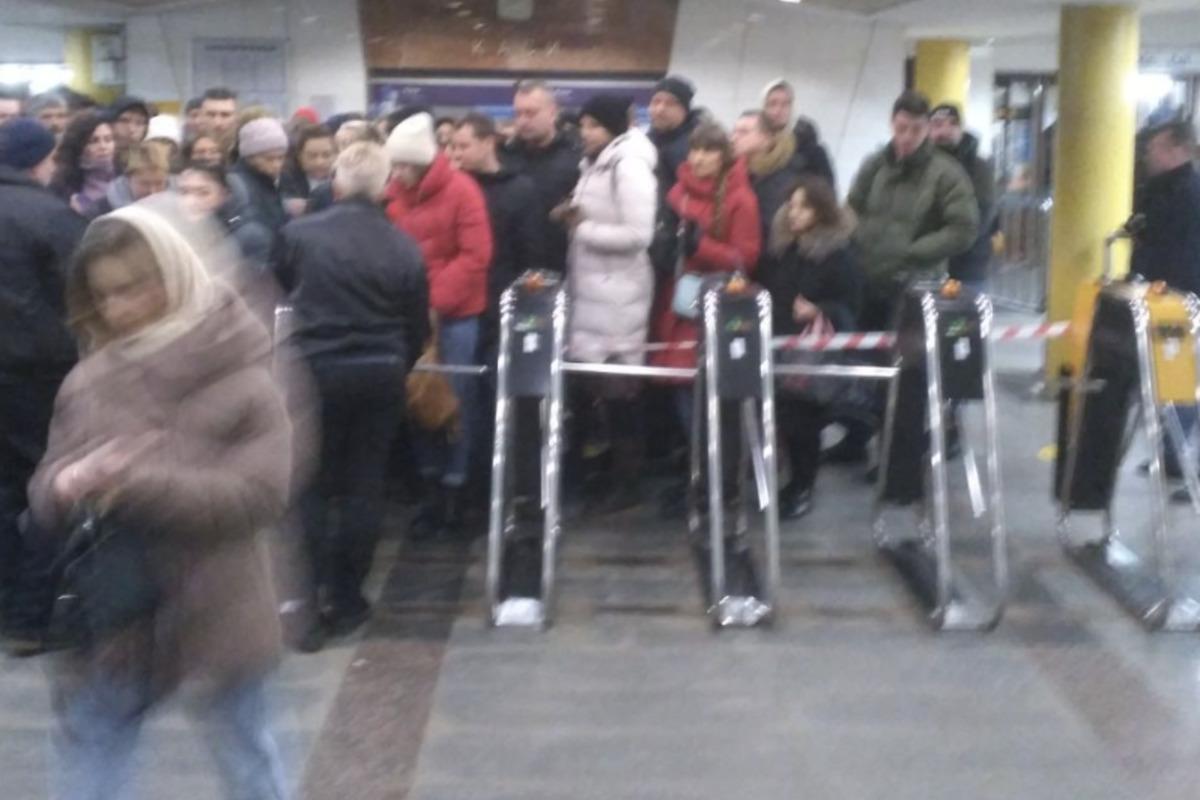 Queues at the turnstiles in the Kyiv metro / photo TSN