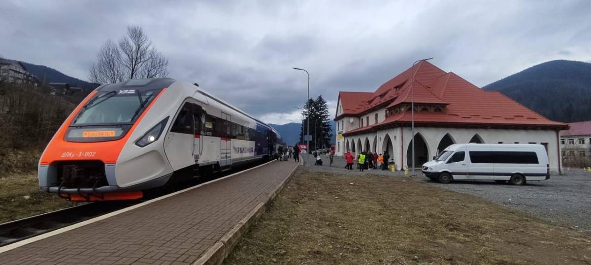 Поїзд "Львів – Ясіня" робитиме зупинку на станції "Татарів-Буковель" / фото прес-служби "Укрзалізниці" Поїзд "Львів – Ясіня" робитиме зупинку на станції "Татарів-Буковель" / фото прес-служби "Укрзалізниці"