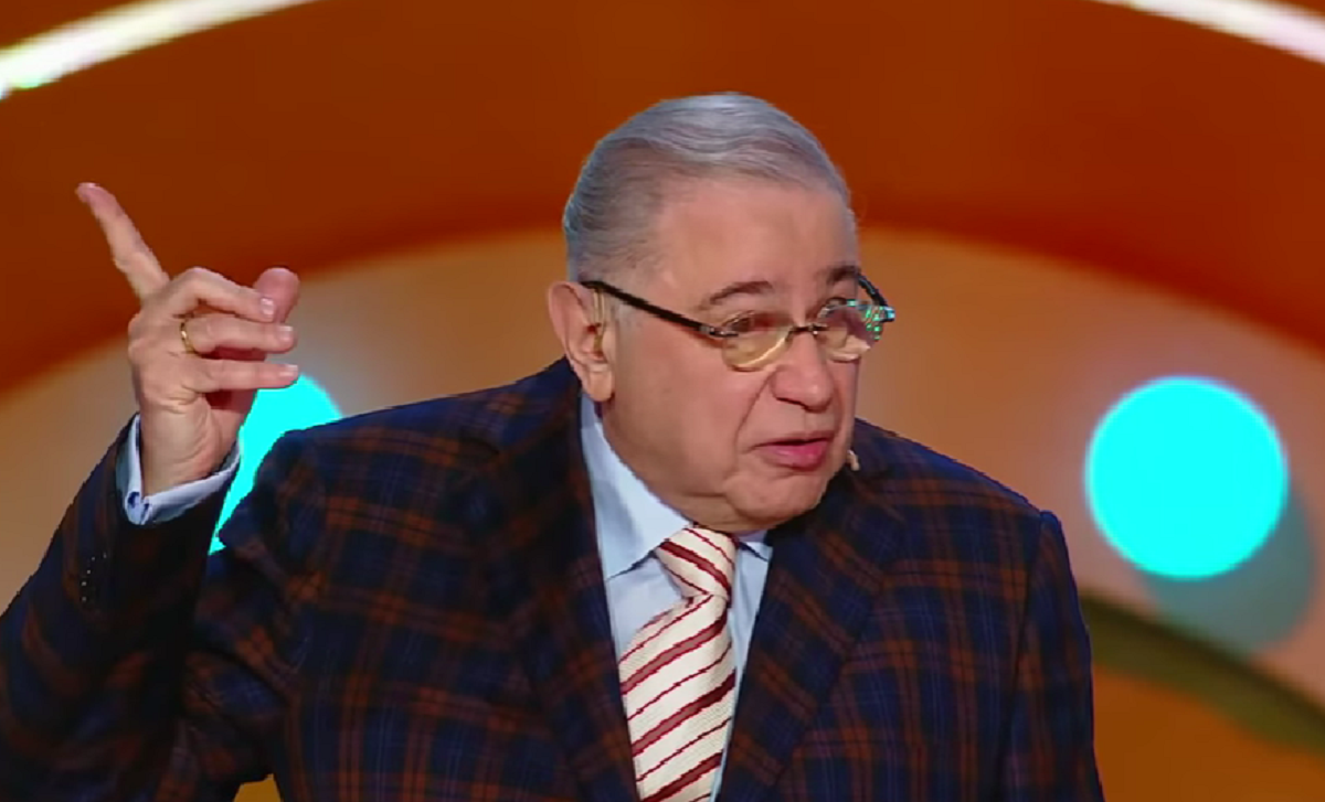 Евгений Петросян опозорился на "Голубом огоньке" / Скриншот YouTube Евгений Петросян опозорился на "Голубом огоньке" / Скриншот YouTube