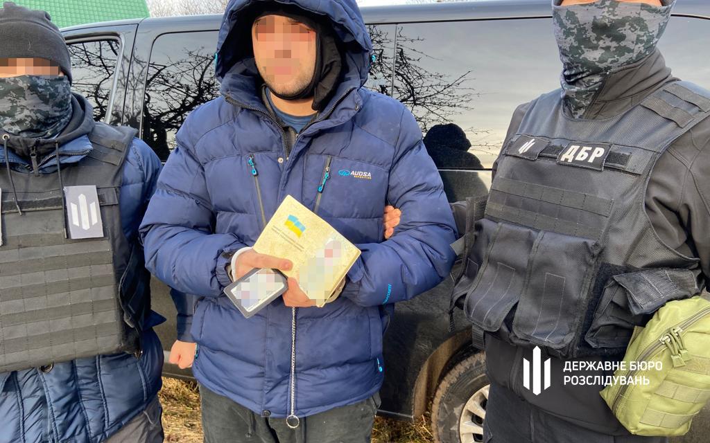 Після звільнення регіону чоловік намагався переховуватися / фото ДБР Після звільнення регіону чоловік намагався переховуватися / фото ДБР