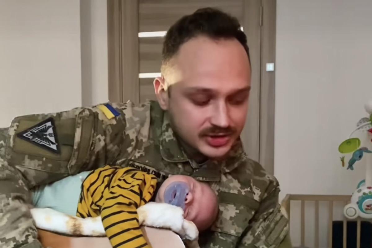 Військовий співає для крихітного сина, а той спить на гітарі / скріншот Військовий співає для крихітного сина, а той спить на гітарі / скріншот