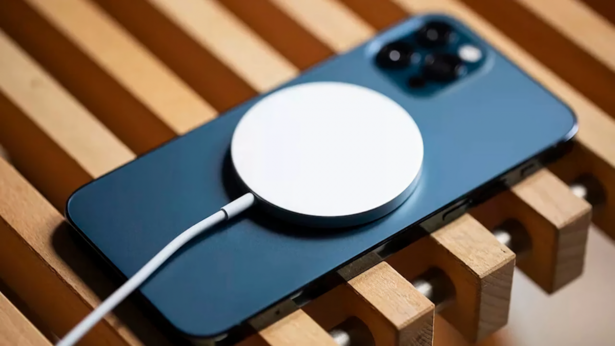 Зарядка Apple MagSafe появится на Android-смартфонах / фото The Verge Зарядка Apple MagSafe появится на Android-смартфонах / фото The Verge