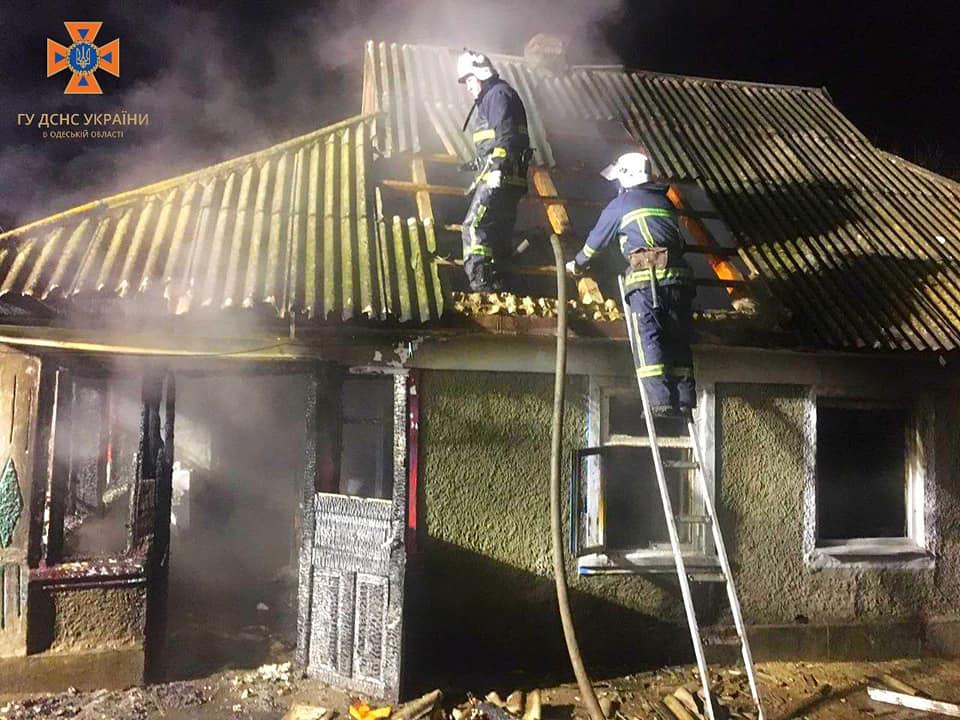 На Одещині внаслідок пожежі загинули четверо людей, серед яких троє маленьких дітей (фото) На Одещині внаслідок пожежі загинули четверо людей, серед яких троє маленьких дітей (фото)