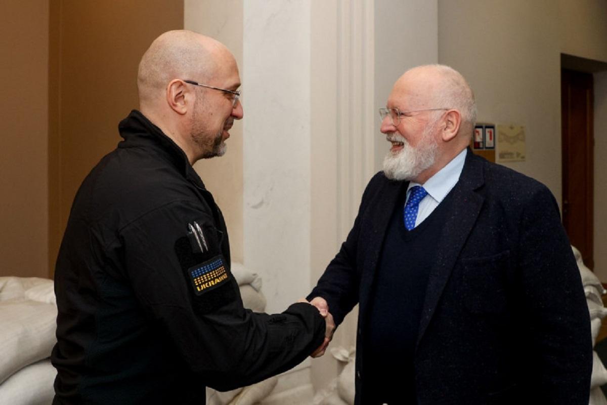 Денис Шмигаль і Франс Тіммерманс обговорили зниження впливу РФ на енергетичний сектор ЄС / фото kmu.gov.ua Денис Шмигаль і Франс Тіммерманс обговорили зниження впливу РФ на енергетичний сектор ЄС / фото kmu.gov.ua