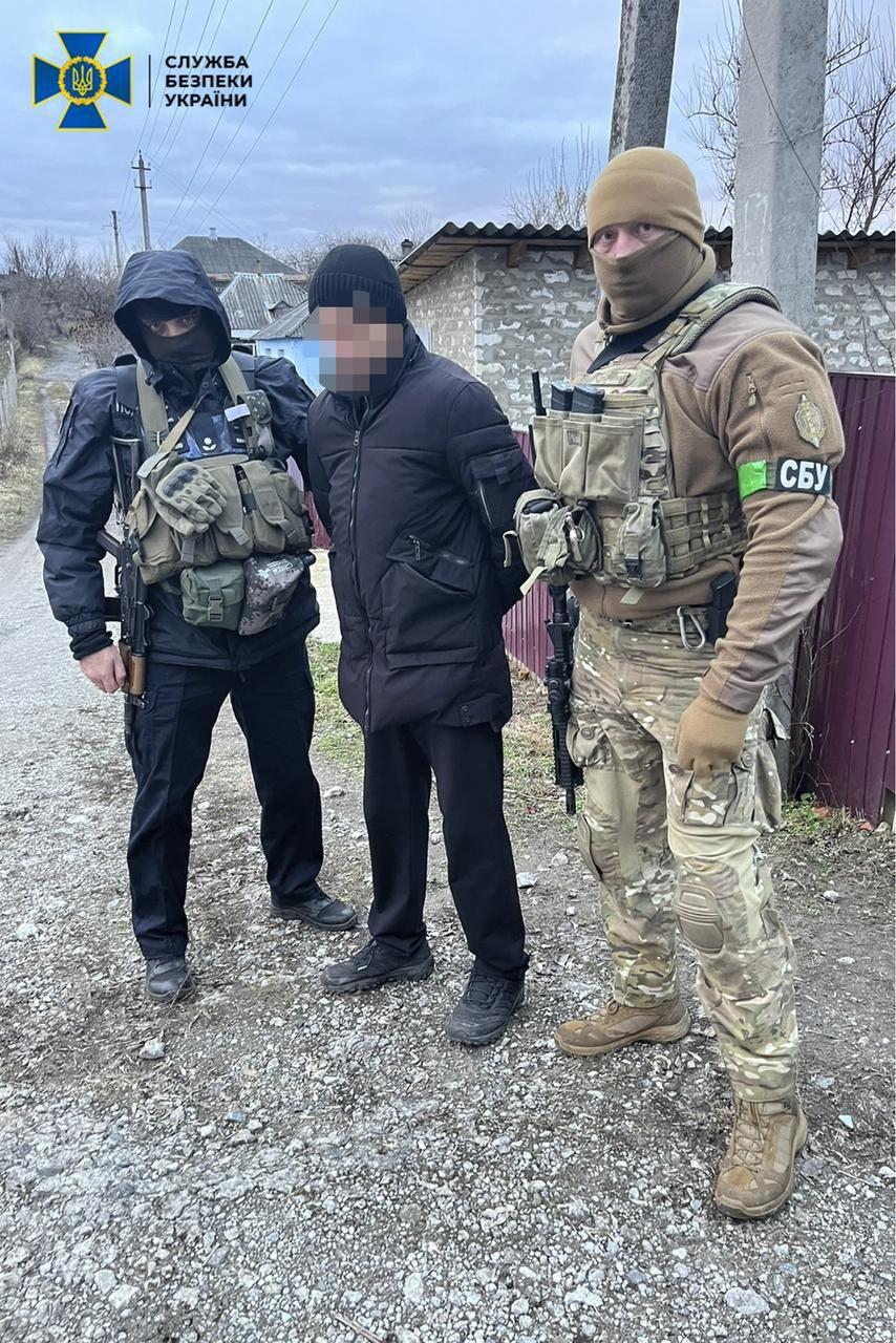 Затримання колаборанта на Харківщині / фото СБУ Затримання колаборанта на Харківщині / фото СБУ