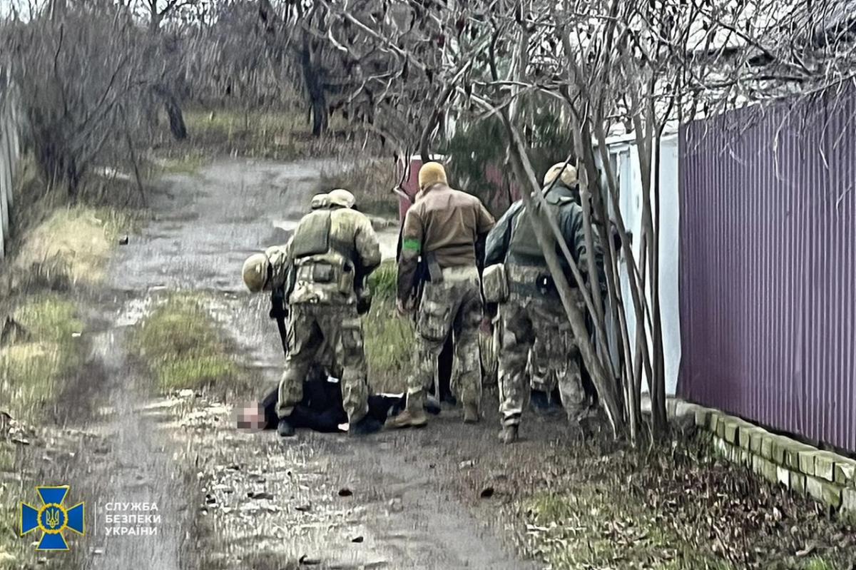 Затримання колаборанта на Харківщині / фото СБУ Затримання колаборанта на Харківщині / фото СБУ