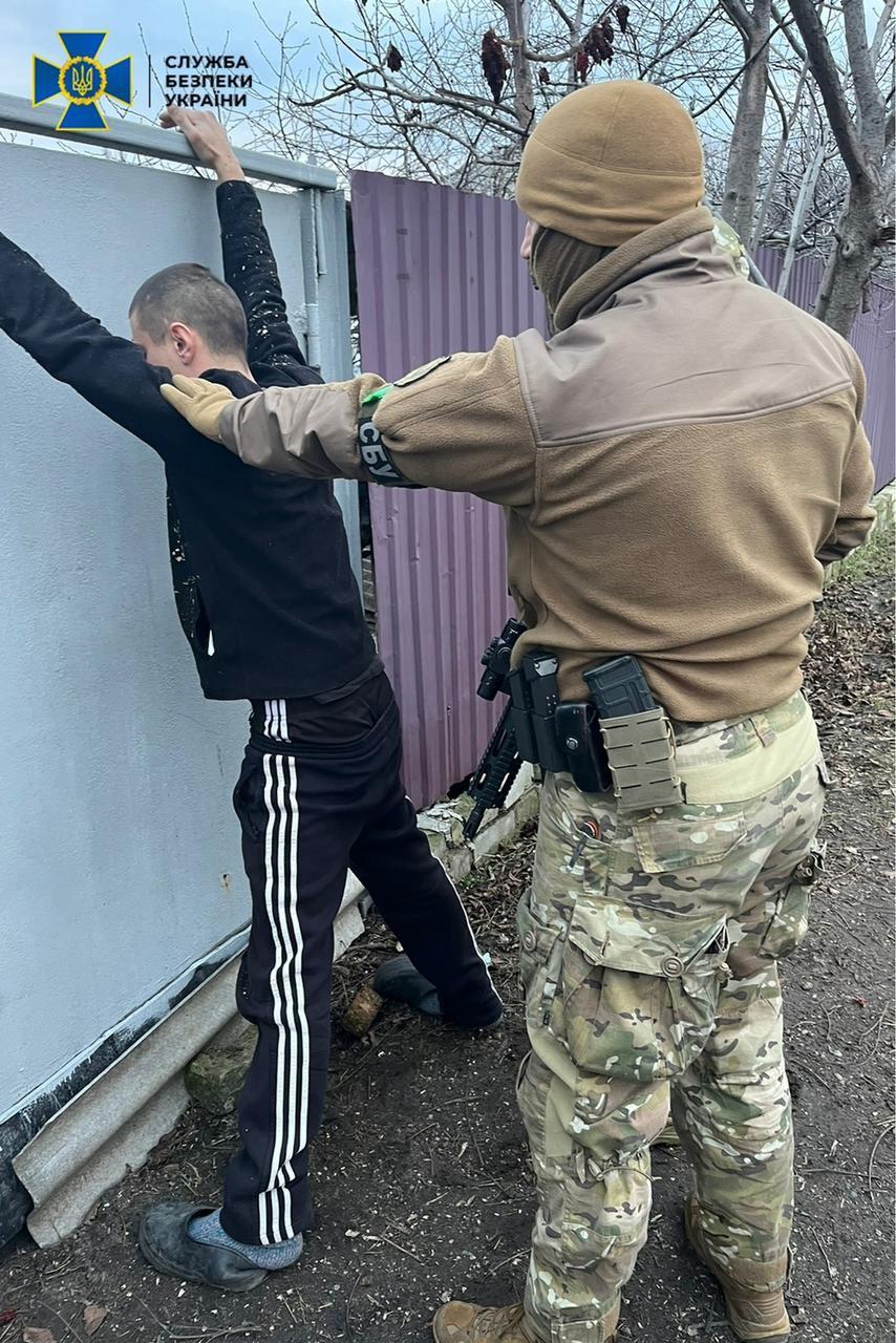 Затримання колаборанта на Харківщині / фото СБУ Затримання колаборанта на Харківщині / фото СБУ