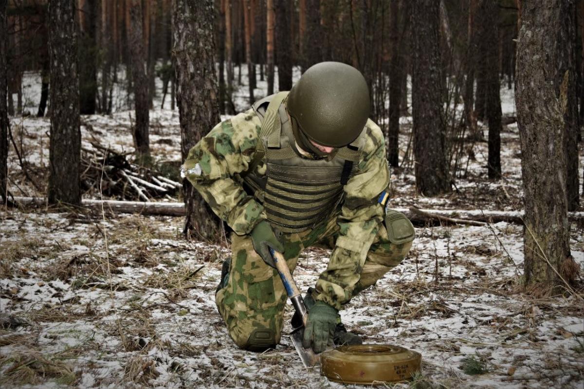 На севере Киевщины украинские защитники заминировали танкодоступные участки / фото Александр Павлюк На севере Киевщины украинские защитники заминировали танкодоступные участки / фото Александр Павлюк