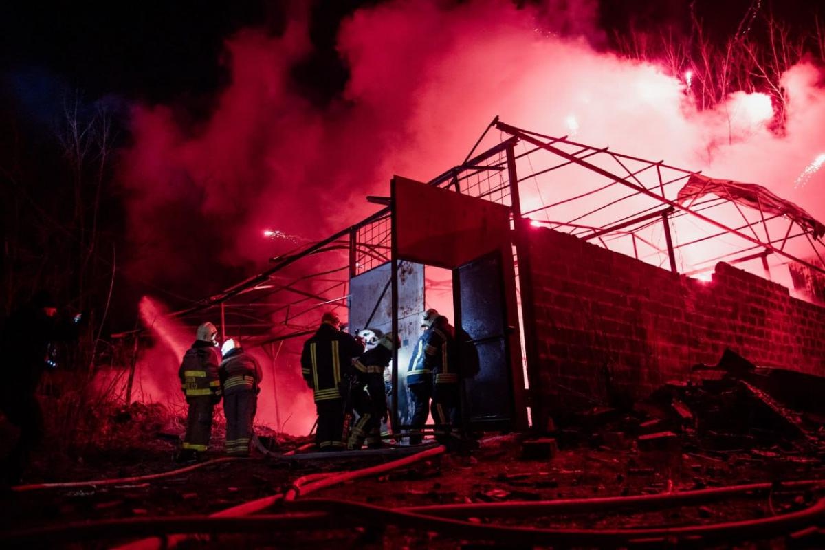 Спасатели борются с огнем / фото ГСЧС