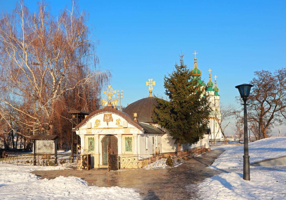 The Ukrainian Orthodox Church of the Russian Orthodox Church of Ukraine illegally built an MAF near the grounds of the Tithing Church / photo ua.depositphotos.com