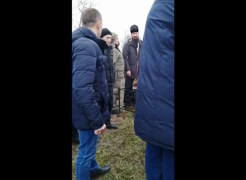 В РФ священник угрожал "набить рожу кадилом" людям на похоронах / скриншот В РФ священник угрожал "набить рожу кадилом" людям на похоронах / скриншот